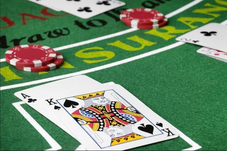 okie ကာစီနိုတွင် Baccarat ကစားနေသောမြင်ကွင်း
